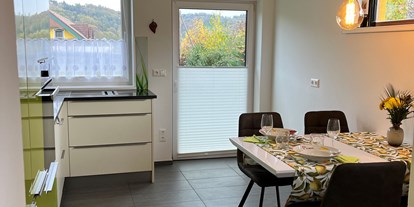 Hundehotel - Massage - Helle, freundliche, moderne Küche - Ferienhaus Sausalblick 