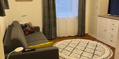 Hundehotel - Massage - Bequemes Wohnzimmer mit 43 Zoll Smart TV, viel Stauraum - Ferienhaus Sausalblick 
