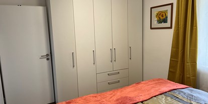 Hundehotel - Massage - Schlafzimmer mit großem Wandschrank - Ferienhaus Sausalblick 