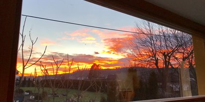 Hundehotel - Solarium - Sonnenuntergang beobachtet durch das Wohnzimmerfenster - Ferienhaus Sausalblick 