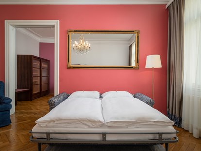 Hundehotel - Donauraum - Wohnzimmer Grande Suite mit Sofabett - APPARTEMENT-HOTEL AN DER RIEMERGASSE