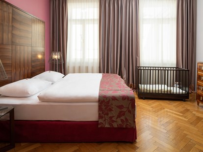 Hundehotel - Donauraum - Schlafzimmer Grande Suite mit Babybett - APPARTEMENT-HOTEL AN DER RIEMERGASSE