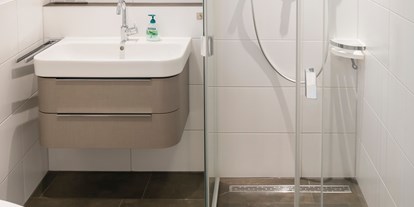 Hundehotel - Unterkunftsart: Appartement - Glonntal - Badezimmer mit ebenerdiger Dusche und Eck-Badewanne - Ferienhaus "Traudl"