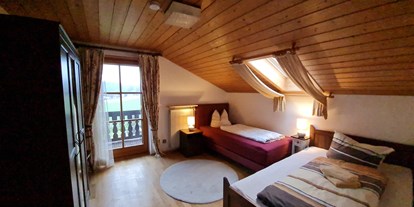 Hundehotel - Sauna - Wendelsteinblick - Schlafzimmer mit Boxspringbett und breitem Einzelbett - Ferienhaus "Traudl"