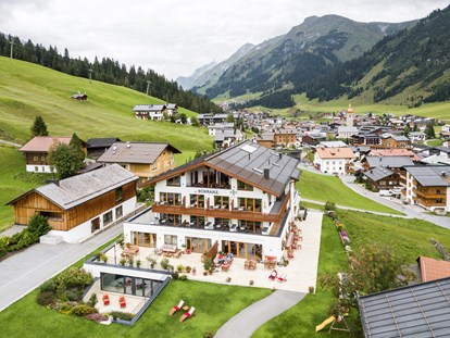 Hundehotel - Umgebungsschwerpunkt: Berg - Hirschegg (Mittelberg) - Hotel in ruhiger Lage mit Blick auf Lech - Hotel Schranz 