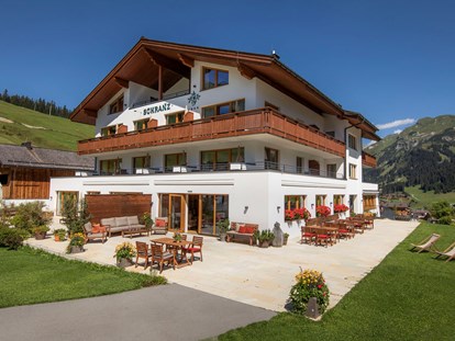 Hundehotel - Wellnessbereich - Arlberg - Außenbereich mit viel Platz für Hund und Herrchen - Hotel Schranz 