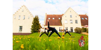 Hundehotel - Umgebungsschwerpunkt: Meer - Mecklenburg-Vorpommern - Entspannen Sie bei einem vor Ort geführten Yogakurs im Garten. - Hotel Gut Tribbevitz 