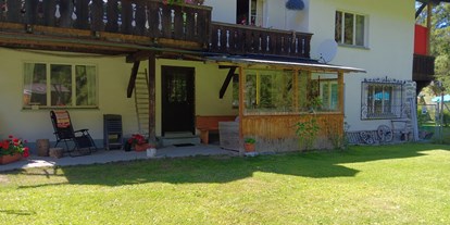 Hundehotel - Terrasse - Ferienwohnung im EG mit überdeckter Terrasse und grosser Wiese - Ferienwohnung "In da Brünst"