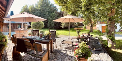 Hundehotel - Massage - Landhaus Chalet für 2 Personen
Terrasse mit Garten im Sommer - Das MUSSEA Landhaus Chalet & Scheunenloft