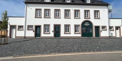 Hundehotel - Babybett - Vorderfassade des Gebäudes, das nicht weniger als 5 Wohnungen umfasst - Feriendomizil Im Saarschleifenland  (Camille Ollinger )