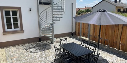 Hundehotel - Whirlpool - Die Wohnung verfügt über einen 15 qm großen Balkon auf der Südseite sowie über eine komplett eingezäunte, 50 qm große Außenterrasse.

 

Für den Außenbereich sind Outdoor Möbel, Liegen und Stühle mit Auflagen, Sonnenschirm und ein Holzkohlegrill vorhanden - Feriendomizil Im Saarschleifenland  (Camille Ollinger )