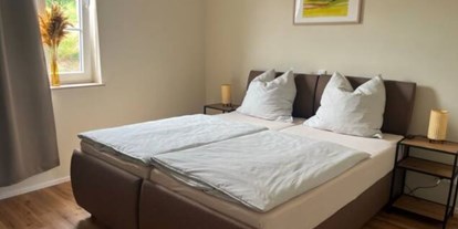 Hundehotel - Deutschland - In der Wohnung befindet sich ein gemütliches Schlafzimmer mit Doppelbett. - Feriendomizil Im Saarschleifenland  (Camille Ollinger )
