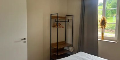 Hundehotel - Garten - In der Wohnung befindet sich ein gemütliches Schlafzimmer mit Doppelbett. - Feriendomizil Im Saarschleifenland  (Camille Ollinger )