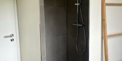 Hundehotel - Backofen - Ein modernes Badezimmer mit Dusche, Waschtisch und WC-Anlage komplettiert die Wohnung. - Feriendomizil Im Saarschleifenland  (Camille Ollinger )