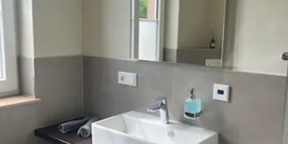 Hundehotel - Wanderwege - Ein modernes Badezimmer mit Dusche, Waschtisch und WC-Anlage komplettiert die Wohnung. - Feriendomizil Im Saarschleifenland  (Camille Ollinger )