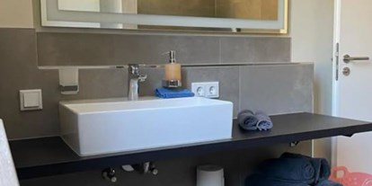 Hundehotel - Sauna - Das Badezimmer mit einer 1;5 x1,5 m großen Dusche, einer unter fahrbaren Waschtisch-Anlage und einer modernen WC-Anlage ist komplett barrierefrei. - Feriendomizil Im Saarschleifenland  (Camille Ollinger )