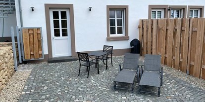 Hundehotel - Sitzplatz im Garten - Feriendomizil Im Saarschleifenland  (Camille Ollinger )