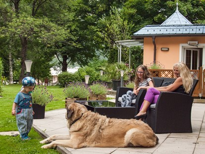 Hundehotel - Umgebungsschwerpunkt: am Land - Rauris - Die Terrasse unserer selbstbedienungs Caféteria lädt zum verweilen ein und die Hunde können derweil im eingezäunten Garten spielen und toben.  - GRUBERS Hotel Apartments Gastein