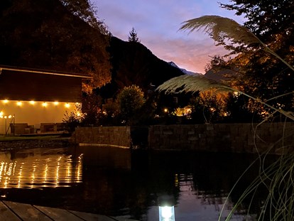Hundehotel - Pongau - Beleuchteter Hundebadeteich 
Am Abend zum sitzen und auch Grillmöglichkeit👍🏼 - GRUBERS Hotel Apartments Gastein