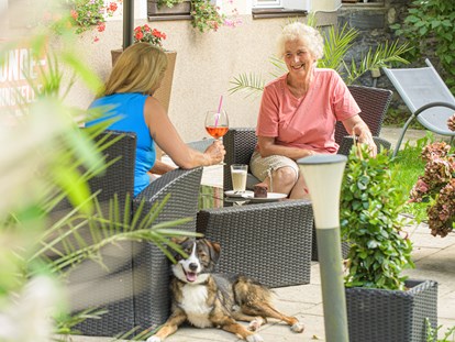Hundehotel - ausschließlich für Hundeliebhaber - Auf unserer Terrasse einfach mal gemütlich einen Kaffee genießen - GRUBERS Hotel Apartments Gastein