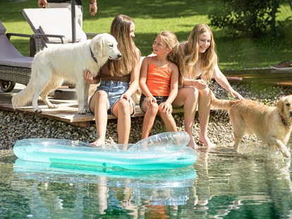 Hundehotel - Österreich - Der Teich ist für alle ein Highlight - GRUBERS Hotel Apartments Gastein