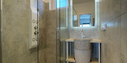 Hundehotel - Kroatien - Modernes Badezimmer mit Regendusche - Villa Dobri Dupin