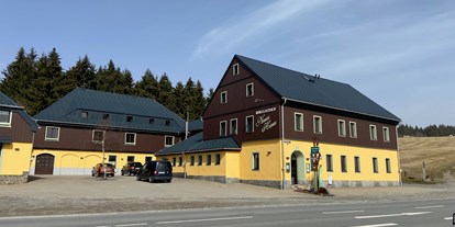Hundehotel - Unterkunftsart: Ferienhaus - Sachsen - Drei-Seiten-Hof Ansicht von der Straße - Berggasthof & Hotel Neues Haus Oberwiesenthal