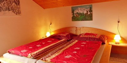 Hundehotel - Zustellbett - Romantische Schlafzimmer mit Naturholzmöbeln im Hüttenstil - Almchalet Goldbergleiten | Romantische Berghütte - traumhafte Sonnenlage im Nationalpark Hohe Tauern