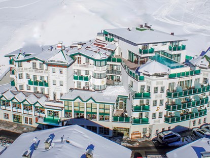 Hundehotel - Serfaus - Blick auf das Hotel - Winterzauber - Hotel Jennys Schlössl