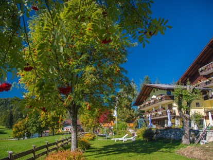 Hundehotel - Umgebungsschwerpunkt: Berg - Dorfgastein - Garten und Liegewiese beim Almfrieden Hotel & Romantikchalet - Almfrieden Hotel & Romantikchalet