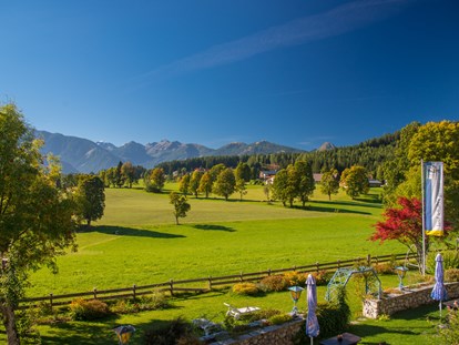 Hundehotel - Umgebungsschwerpunkt: am Land - Steiermark - Panoramablick vom Balkon auf die umliegende Bergwelt - Almfrieden Hotel & Romantikchalet