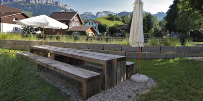 Hundehotel - Hallenbad - Schweiz - Einladender Gartensitzplatz - Weissbad Lodge