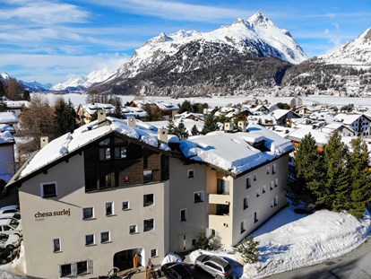 Hundehotel - Umgebungsschwerpunkt: Berg - Schweiz - Hotel Chesa Surlej, direkt am Fusse des Corvatsch gelegen. Unser familiäres Sporthotel begrüsst Sie auf 1800 m Höhe, direkt an Wander- Bikewegen, Skipiste  und Loipen. Zum See und in den Wald sind es wenige Fussminuten. - Hotel Chesa Surlej