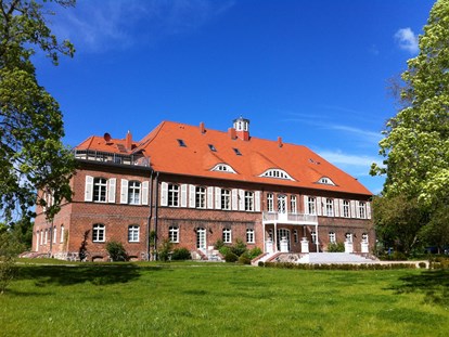 Hundehotel - Pools: Schwimmteich - Vorpommern - Südseite des Schlosses mit Park  - Schloss Pütnitz