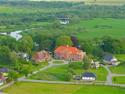 Hundehotel - Pools: Schwimmteich - Vorpommern - Schloss Pütnitz aus der Luft  - Schloss Pütnitz