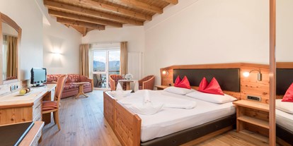 Hundehotel - Umgebungsschwerpunkt: Berg - Levico Terme - Romantische Juniorsuite La Visione mit atemberaubender Aussicht auf das Weindorf Kaltern und die Dolomiten  - Hotel Das Badl