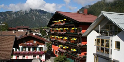 Hundehotel - barrierefrei - Unken - Außenansicht Hotel Tiroler ADLER - bed and breakfast im Sommer - Hotel Tiroler ADLER Bed & Breakfast