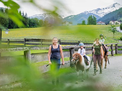 Hundehotel - Österreich - Ponyreiten - Feriendorf Holzleb'n