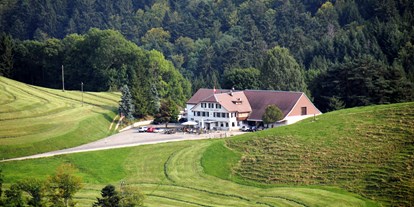 Hundehotel - Trink-/Fressnapf: an der Rezeption - Basel-Landschaft - Blick auf das Berghaus Oberbölchen - Berghaus Oberbölchen