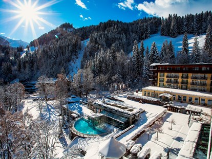 Hundehotel - Hallenbad - Schweiz - Aussenansicht vom Hotel im Winter - Lenkerhof gourmet spa resort - Realais & Châteaux