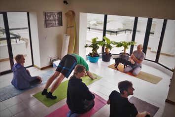 Ferienhaus mit Hund: Lichtdurchflutete Gemeinschaftsräume laden z.B. zu einer entspannenden Yoga Session ein. - Slide Surfcamp