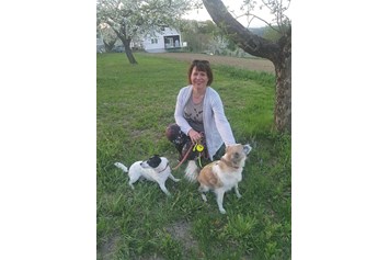 Urlaub-mit-Hund: Pamela mit Ihren beiden Hündinnen Tiffy und Coco im Obstgarten - Landhaus FühlDichWohl- Boutique Hotel