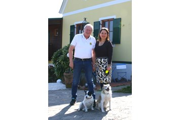 Urlaub-mit-Hund: Bei uns sind Zwei- und Vierbeiner willkommen
Eure Gastgeber im FühlDIchWohl- Pamela und Klaus sowie Tiffy und Coco - Landhaus FühlDichWohl- Boutique Hotel