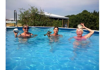 Urlaub-mit-Hund: unser kleine pool liegt inmitten des weitläufigen Gartens - Landhaus FühlDichWohl- Boutique Hotel